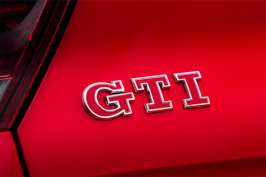 Логотип Volkswagen Polo GTI 2018 года  (UK) (фото 7 из 35)